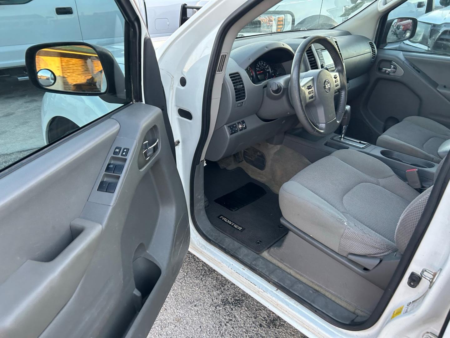 2018 White Nissan Frontier SV Crew Cab LWB 5AT 2WD (1N6AD0FR5JN) with an 4.0L V6 DOHC 24V engine, 5A transmission, located at 1687 Business 35 S, New Braunfels, TX, 78130, (830) 625-7159, 29.655487, -98.051491 - Photo#5